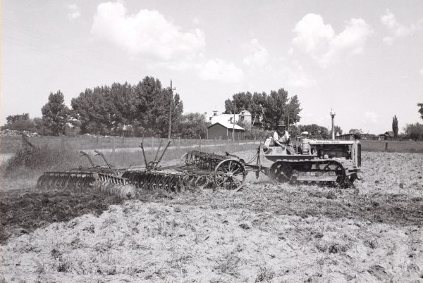Travail à la ferme (hersage), Villa Grand Coteau